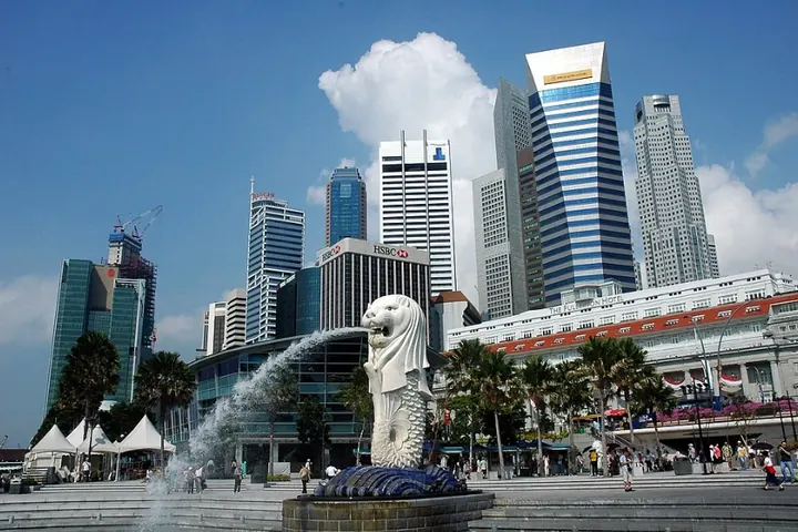 The Merlion statue in front of Singapore's waterfront skyline
